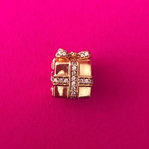 Pandora rose gift box .